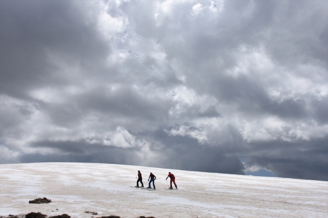 Kurtik Dağı, Nisan'da da kayakçıları ağırlıyor