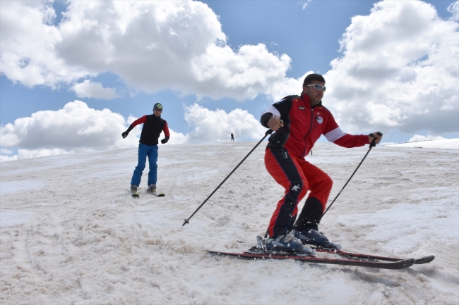 Kurtik Dağı, Nisan'da da kayakçıları ağırlıyor