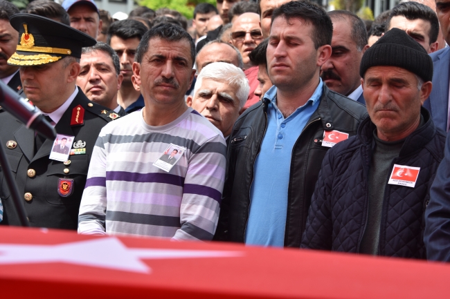 Şehit Uzman Çavuş İsmail Cesur'u binlerce insan son yolculuğuna uğurladı