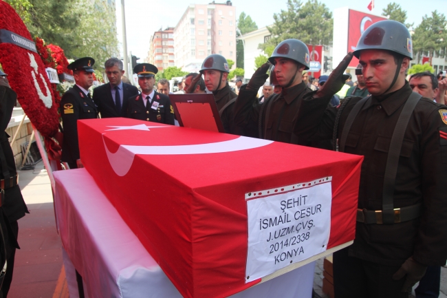 Şehit Uzman Çavuş İsmail Cesur'u binlerce insan son yolculuğuna uğurladı