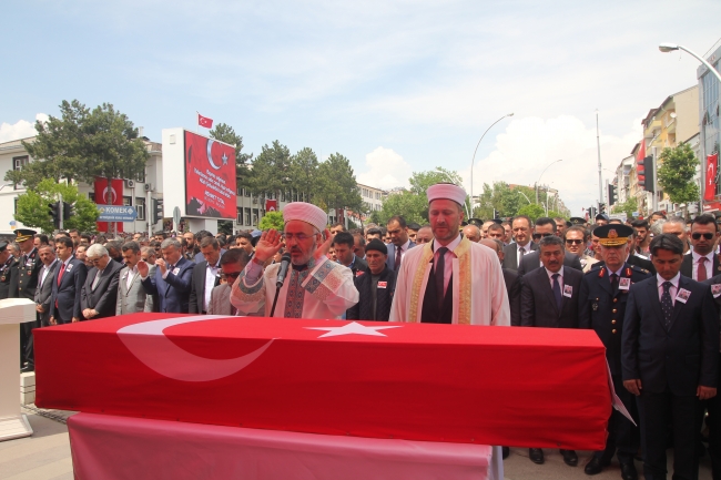 Şehit Uzman Çavuş İsmail Cesur'u binlerce insan son yolculuğuna uğurladı