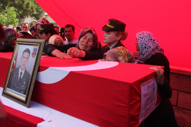 Şehit Uzman Çavuş İsmail Cesur'u binlerce insan son yolculuğuna uğurladı