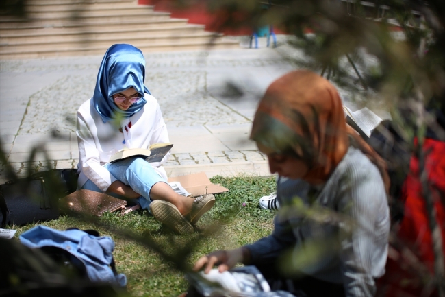 Üniversite öğrencilerinden kitap okuma etkinliği