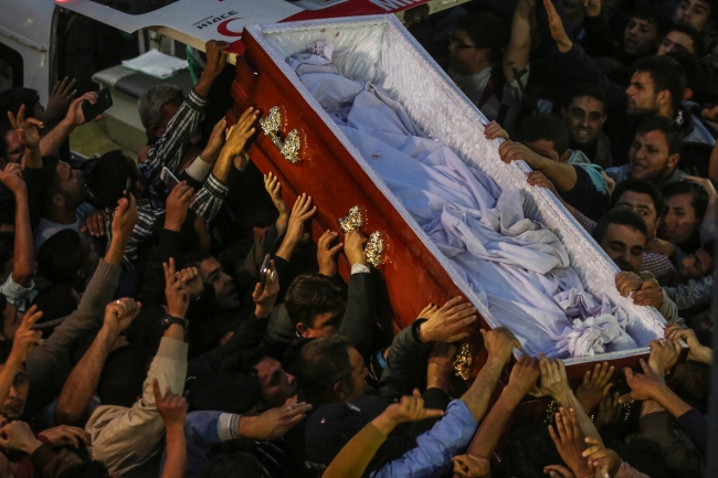 Suikasta uğrayan Filistinli bilim adamını yüzlerce kişi uğurladı