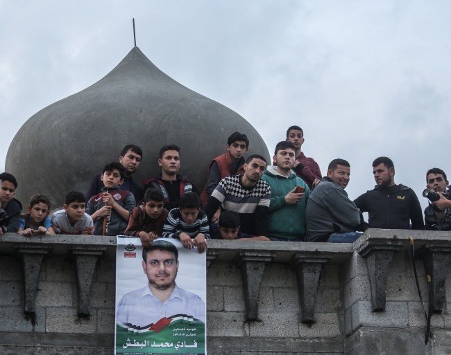 Suikasta uğrayan Filistinli bilim adamını yüzlerce kişi uğurladı