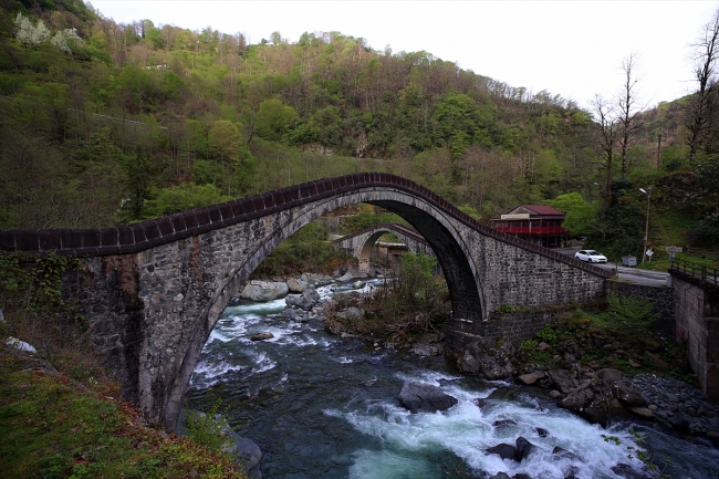 Taş işçiliğinin en güzel örneklerinden Çifte Köprüler, turistlerin gözdesi oldu