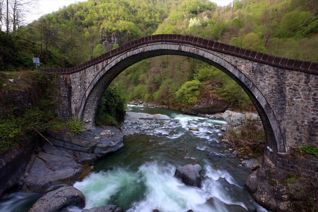 Taş işçiliğinin en güzel örneklerinden Çifte Köprüler, turistlerin gözdesi oldu