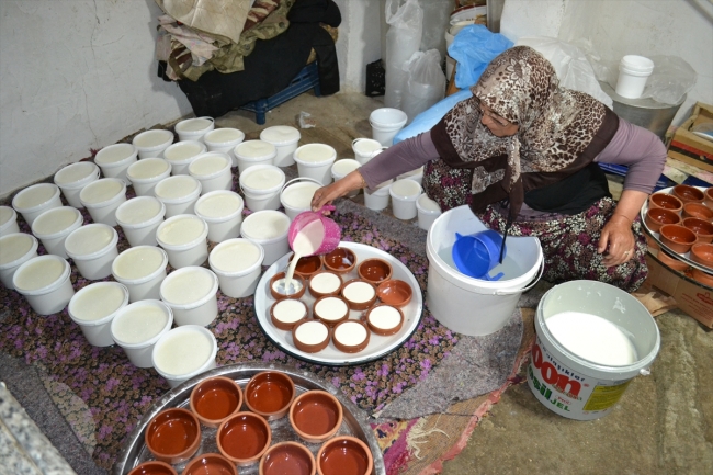 Kızıl çifti, organik yoğurt satarak geçimini sağlıyor