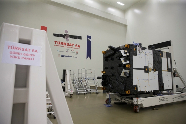 Bakanlar Arslan ve Özlü TÜRKSAT 6A'yı inceledi