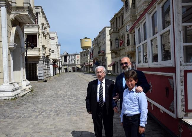 Sultan 2. Abdülhamid'in torunları, "Payitaht Abdülhamid" setini ziyaret etti