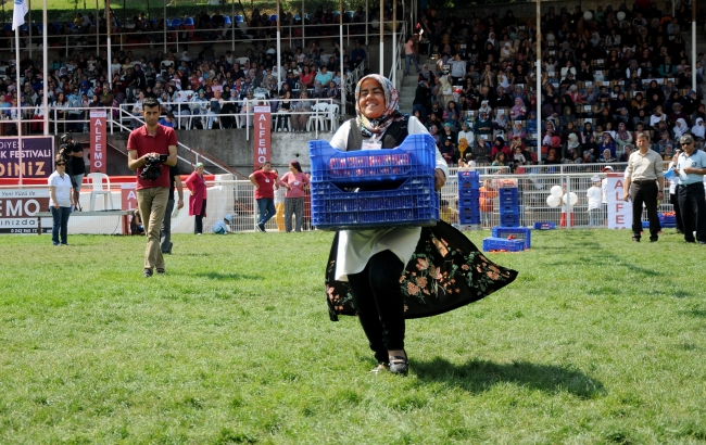 Kadınlardan domates kasası taşıma yarışması