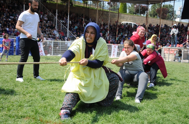 Kadınlardan domates kasası taşıma yarışması