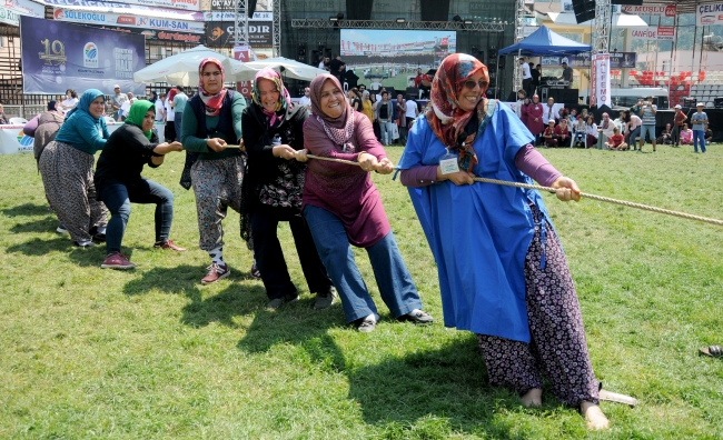 Kadınlardan domates kasası taşıma yarışması