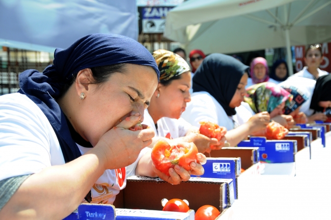 Kadınlardan domates kasası taşıma yarışması
