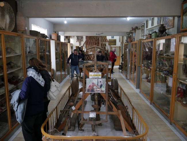 Edremit'te meyve çekirdekleri ve bitkilerden takı yapıyorlar