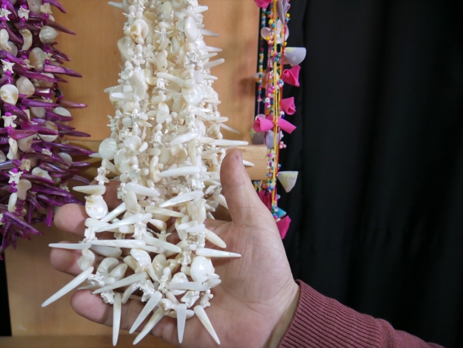 Edremit'te meyve çekirdekleri ve bitkilerden takı yapıyorlar