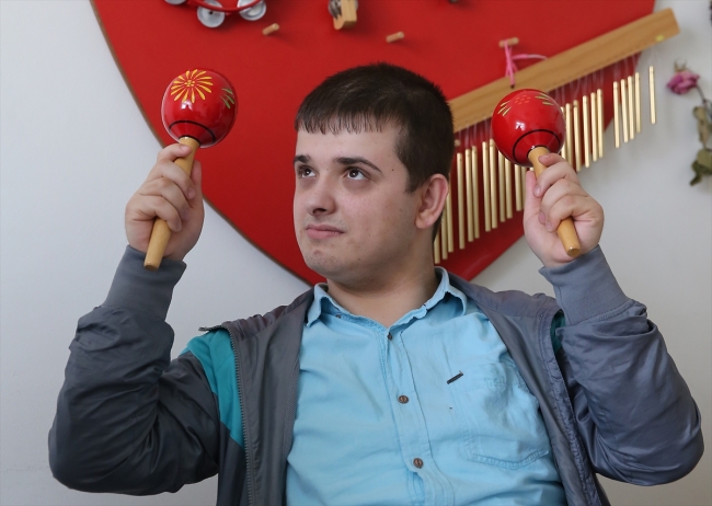 Engelli ve otizmli çocuklar "Erik Ağacında Narız Biz" ile bir arada