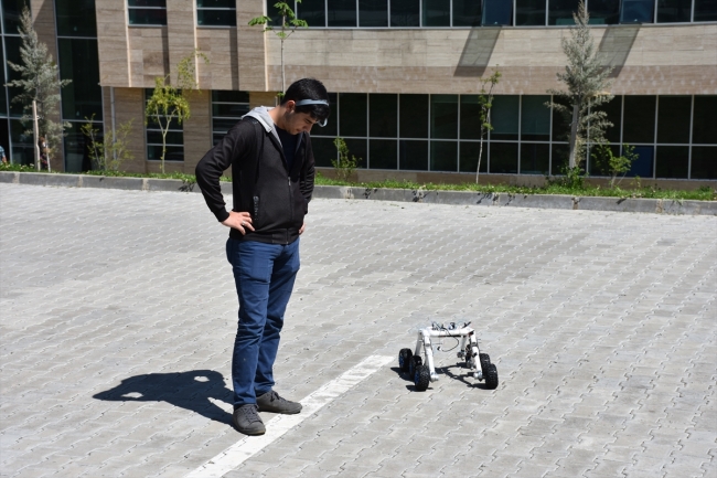 Beyin dalgalarıyla hareket eden portatif araç tasarlandı