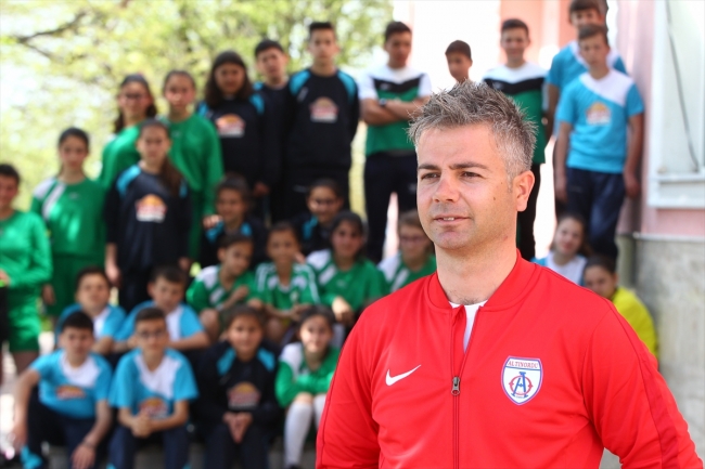 Kırklareli'ndeki küçük okulun iki patlak toptan, 80 kupa ve madalyaya uzanan sıradışı başarı öyküsü