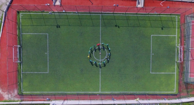 Kırklareli'ndeki küçük okulun iki patlak toptan, 80 kupa ve madalyaya uzanan sıradışı başarı öyküsü