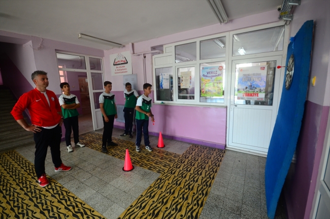 Kırklareli'ndeki küçük okulun iki patlak toptan, 80 kupa ve madalyaya uzanan sıradışı başarı öyküsü