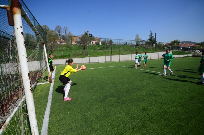 Kırklareli'ndeki küçük okulun iki patlak toptan, 80 kupa ve madalyaya uzanan sıradışı başarı öyküsü