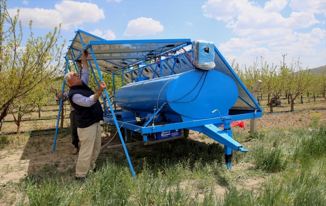 Güneş panellerinden elde ettiği elektriği yanında taşıyor