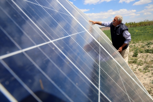 Güneş panellerinden elde ettiği elektriği yanında taşıyor
