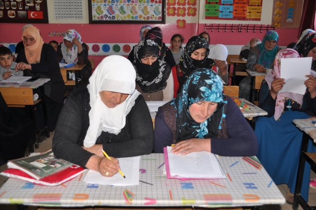 Gelin ve kaynana aynı sırayı paylaşıyor