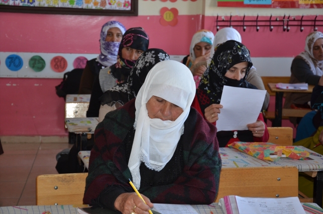 Gelin ve kaynana aynı sırayı paylaşıyor