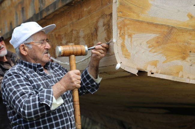 Tekne ustası Rasim Akbulut mesleğini 53 yıldır sürdürüyor