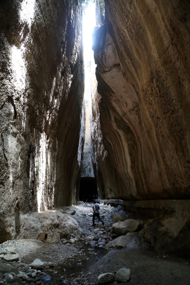 Romalılardan kalma Titus Tüneli, turistleri ağırlıyor