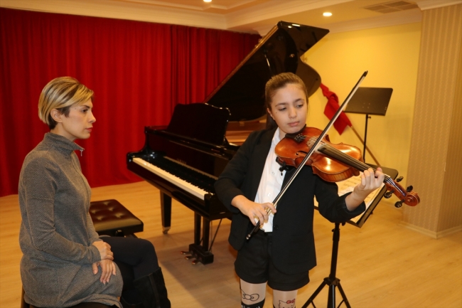 11 yaşındaki Elif konservatuvarın ilk senesinde üç birincilik kazandı