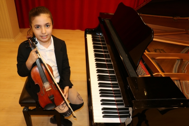 11 yaşındaki Elif konservatuvarın ilk senesinde üç birincilik kazandı