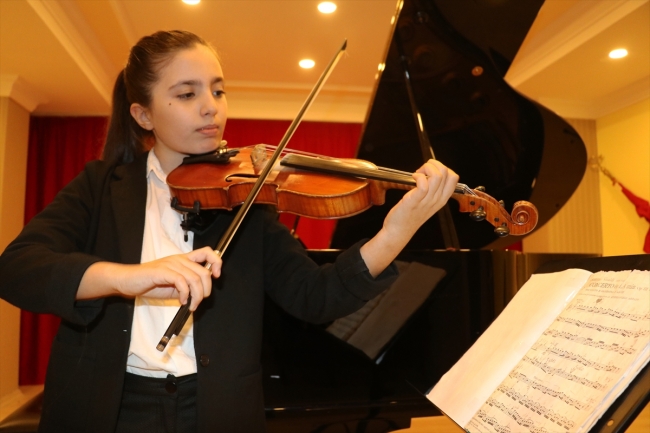 11 yaşındaki Elif konservatuvarın ilk senesinde üç birincilik kazandı