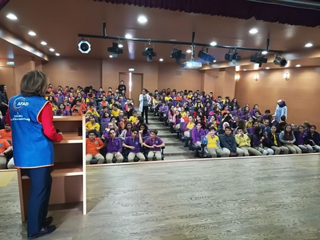 Kocaeli'de 8 bin 635 ortaokul öğrencisine afet eğitimi verildi