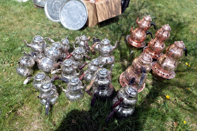 Mesleğini yaşatmak için şehir şehir dolaşıyor