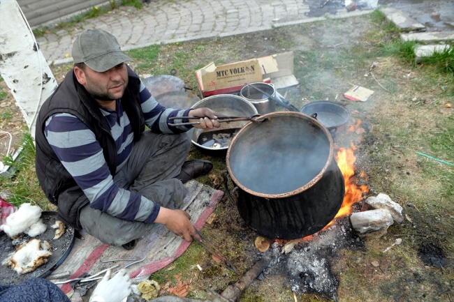 Mesleğini yaşatmak için şehir şehir dolaşıyor