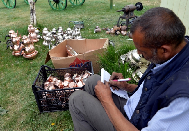 Mesleğini yaşatmak için şehir şehir dolaşıyor