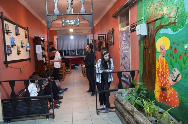 Edebiyat sokağı, tarih köşesi, çiçek bahçesiyle Kütahya'da bir lise