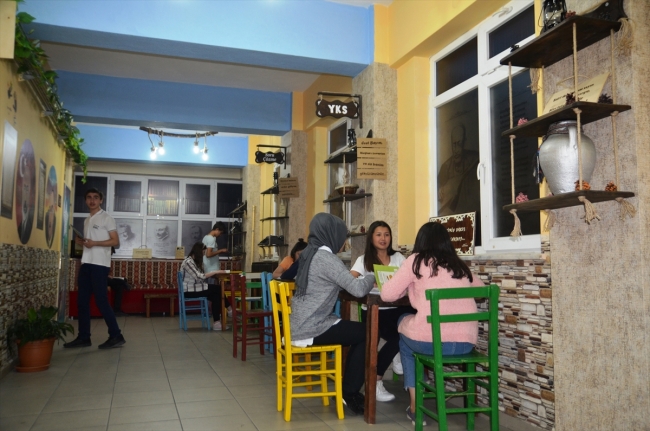 Edebiyat sokağı, tarih köşesi, çiçek bahçesiyle Kütahya'da bir lise