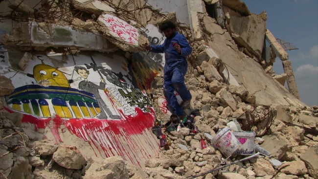 Grafiti sanatçısı, savaşın izlerini resimleriyle siliyor