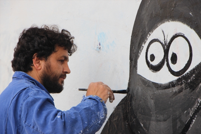 Grafiti sanatçısı, savaşın izlerini resimleriyle siliyor