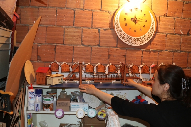 11 metrekarelik bodrumda ailesinin geçimine katkı sağlıyor