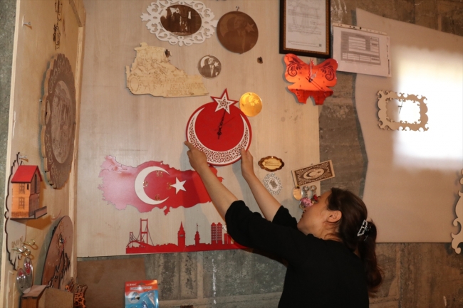 11 metrekarelik bodrumda ailesinin geçimine katkı sağlıyor