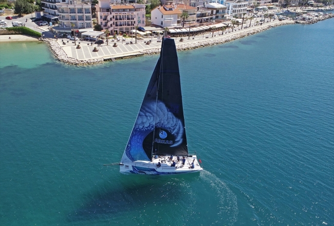 Yelkenleri Airbrush tekniğiyle renklendiriyor