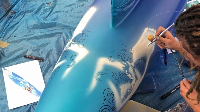 Yelkenleri Airbrush tekniğiyle renklendiriyor