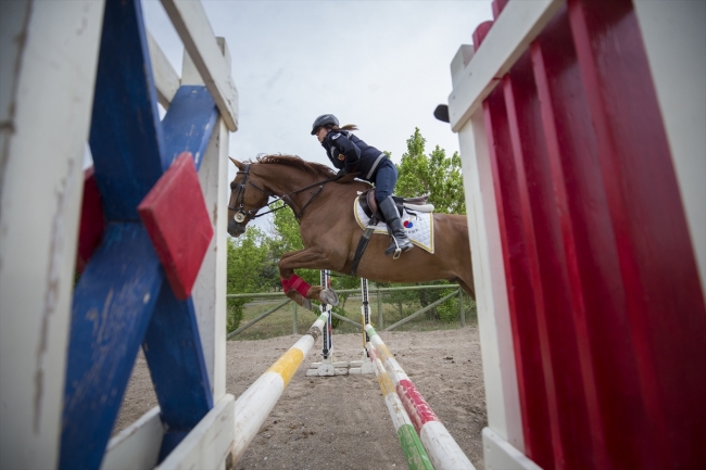 Atlı birliklerdeki iki kadın astsubay, atların bakımında da görev alıyor