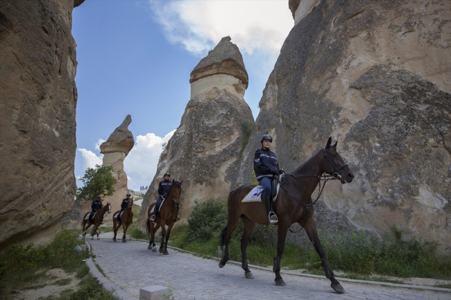Atlı birliklerdeki iki kadın astsubay, atların bakımında da görev alıyor