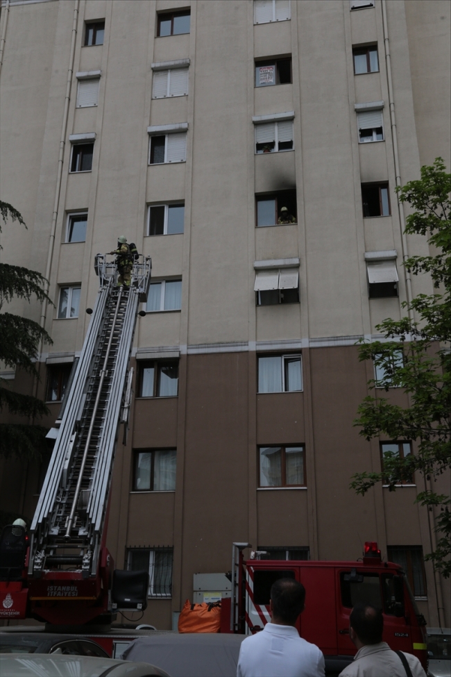 Kadıköy'de 11 katlı binada yangın